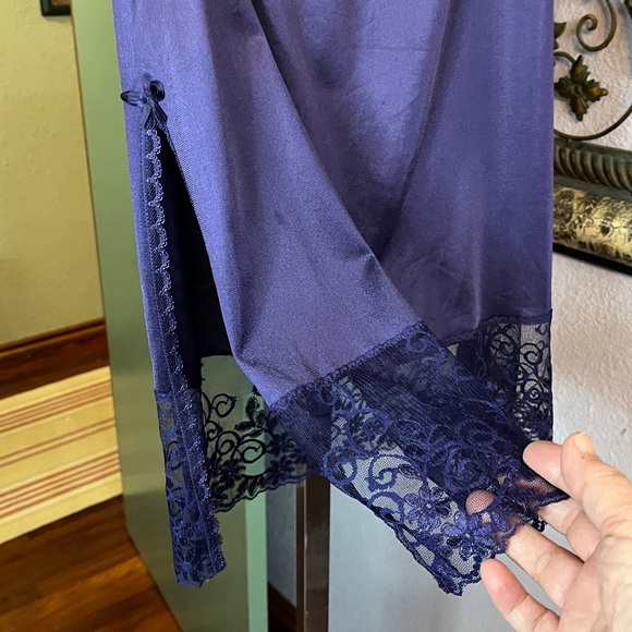 EUC VTG Delicates Purple Lace Trimmed Half Slip -beautiful Sz M - Picture 2 of 9